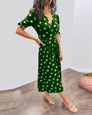 Caterina – Robe midi à pois col V effet sculptant